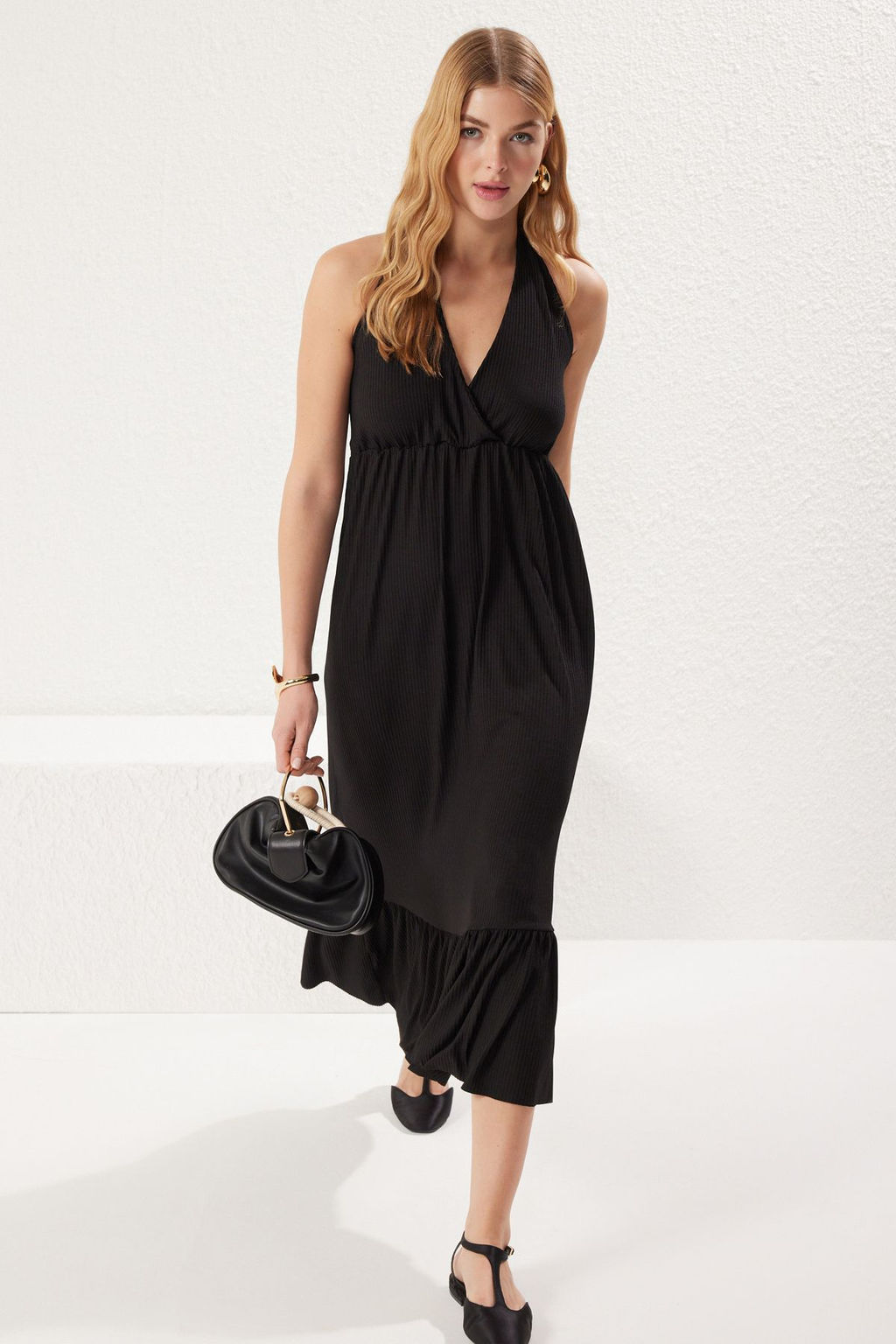 TRENDYOLMILLA Mavi Etnik Bask?l? V Yaka Etegi F?rfl?rl? Buzgulu Fitilli Esnek Maxi Orme Elbise TWOSS25EL00093
