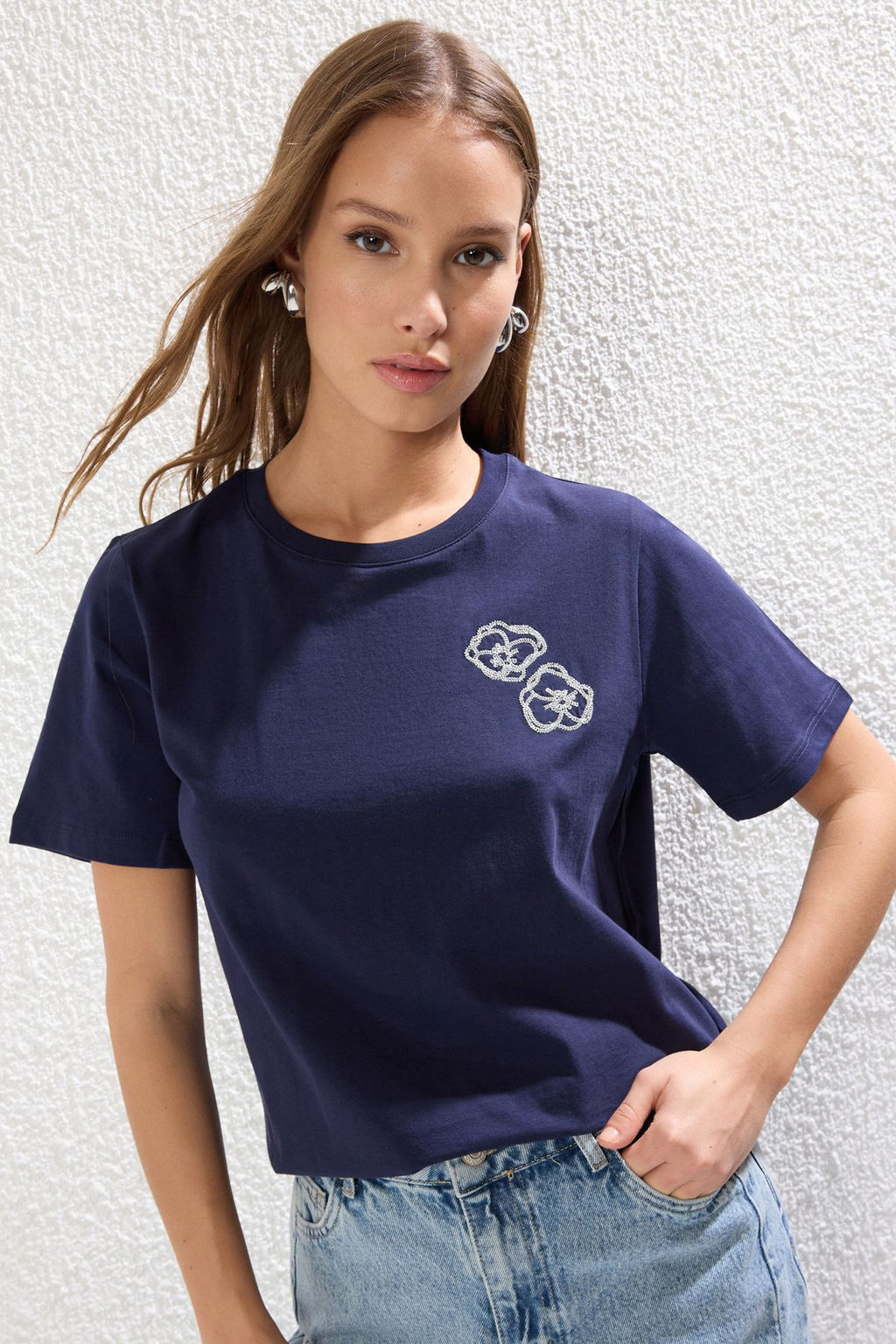 TRENDYOLMILLA Lacivert %100 Pamuk Cicek Nak?sl? Regular/Normal Kal?p Orme T-Shirt TWOSS25TS00042  фото 2