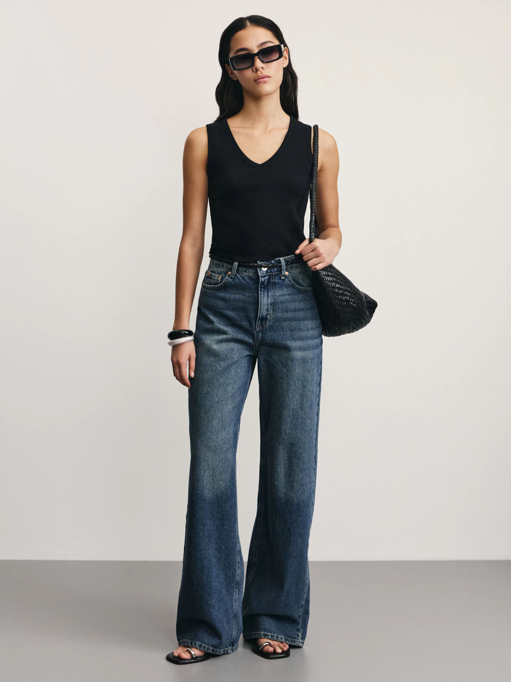 Укороченный топ в рубчик с V-образным вырезом / Zarina  фото 2