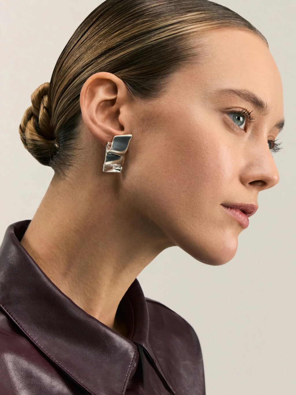 Серьги акцентные из мятого металла с камнем / Zarina  фото 2