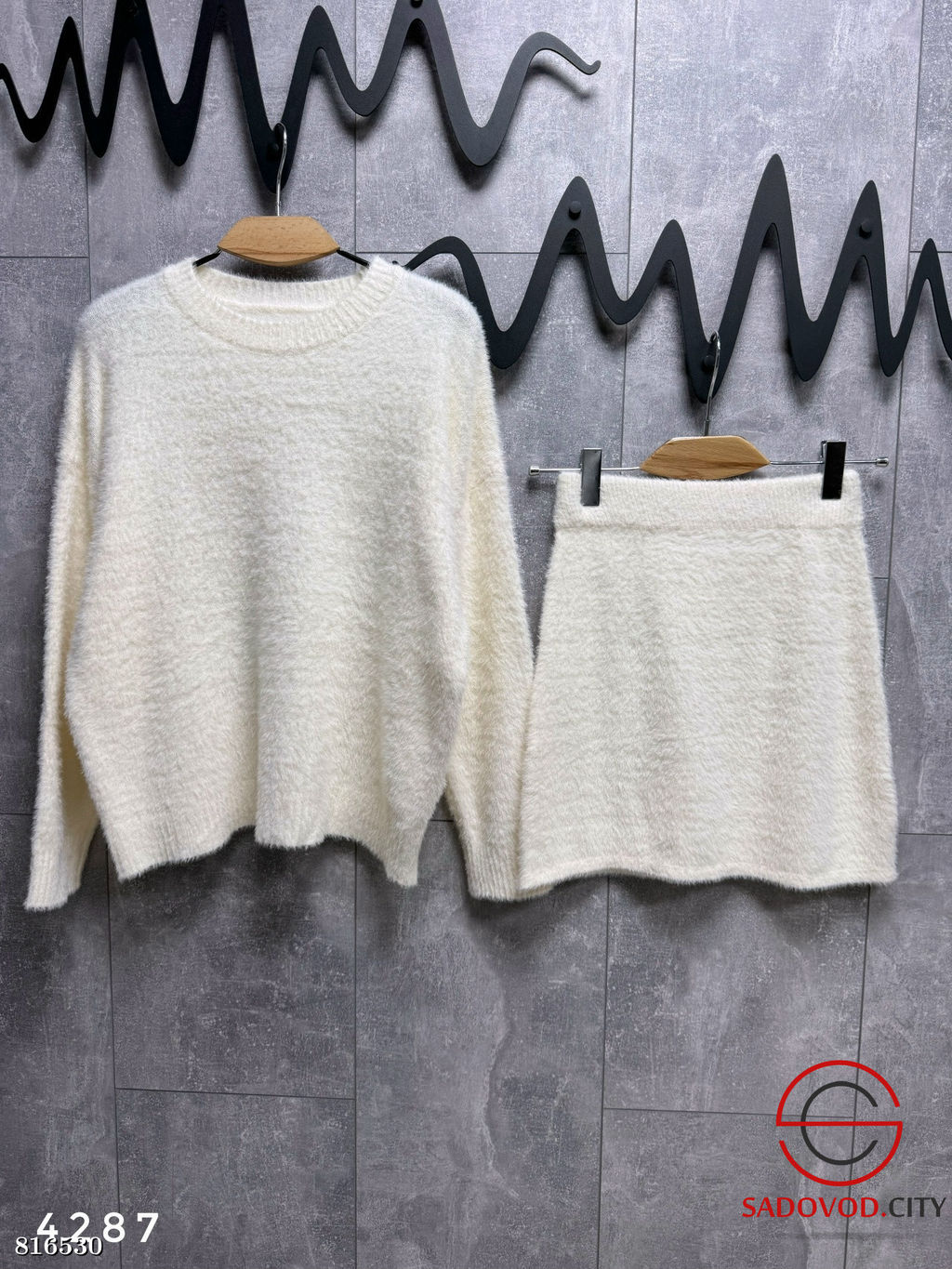 Костюм двойка состоит из свитера с круглым горлом и юбки-мини на резинке - Bruno фото 2