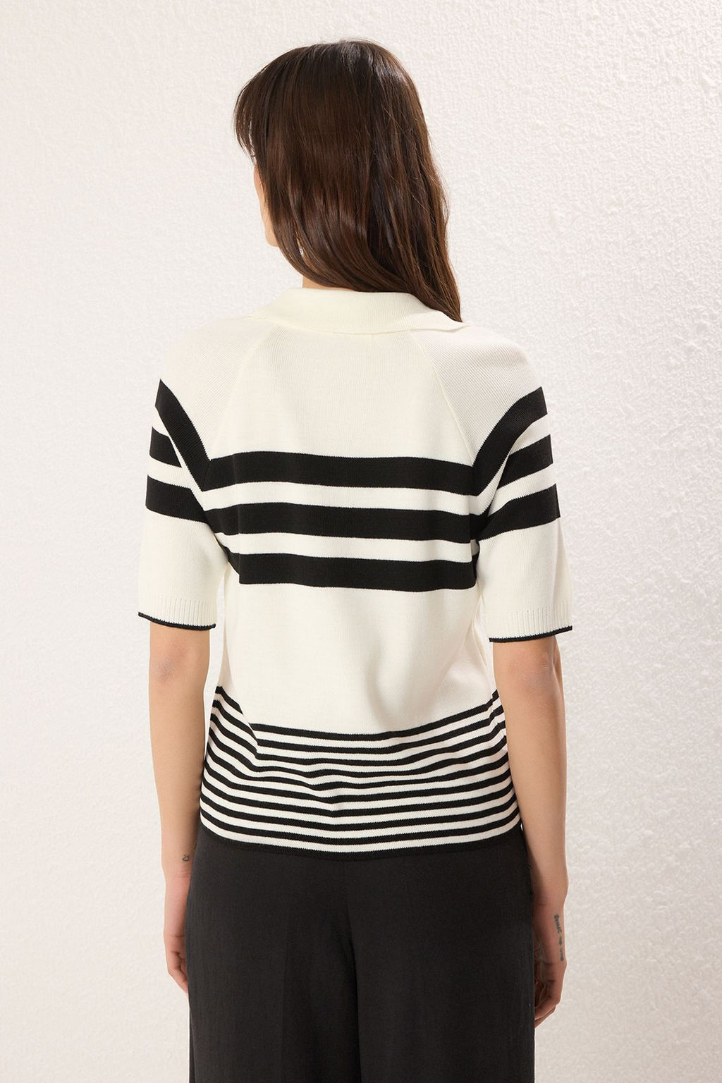 Ekru Polo Yaka Renk Bloklu Ince Triko Bluz TWOSS25KZ00002 - Trendyolmilla фото 4