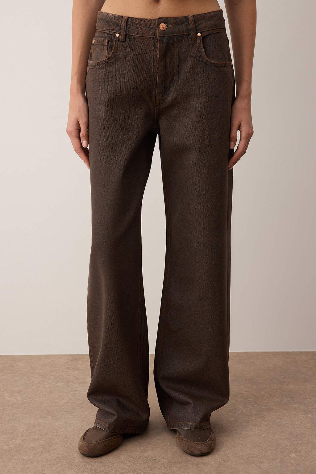 Kahverengi Normal Bel Denim Uzeri Kaplama Detayl? Deri Gorunumlu Wide Leg Jeans TWOAW26JE00117 - Trendyolmilla фото 3