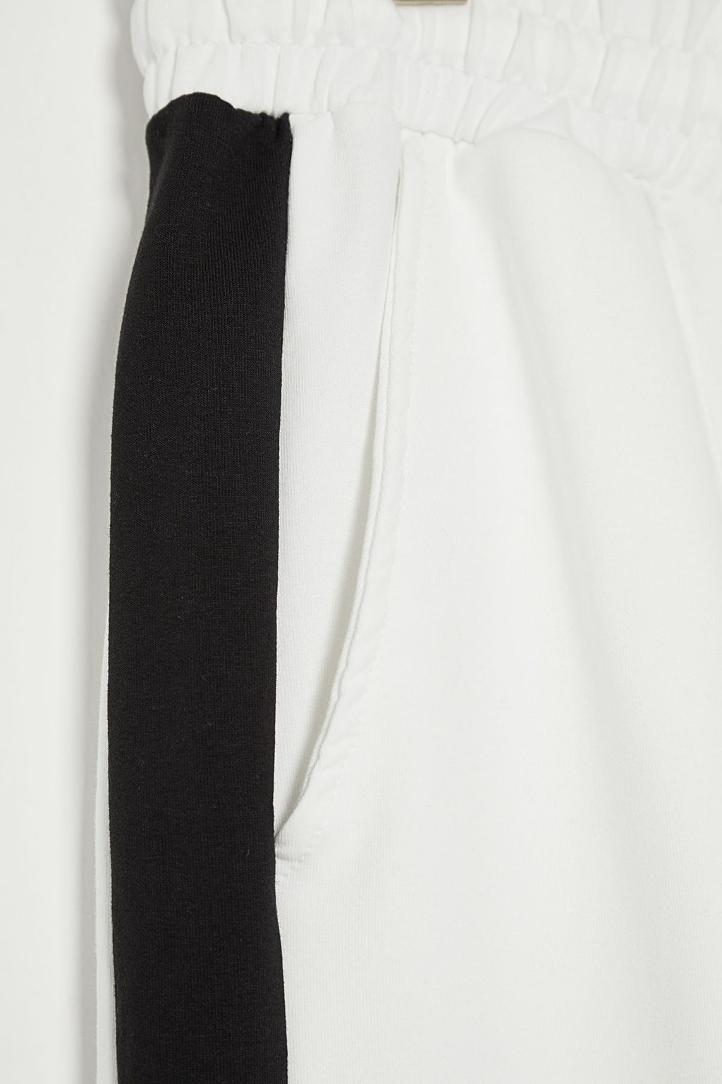 TRENDYOL MAN Siyah Oversize/Genis Kesim Ac?k Paca Renk Bloklu Esofman Alt? TMNAW25EA00006 - Trendyolmilla фото 15