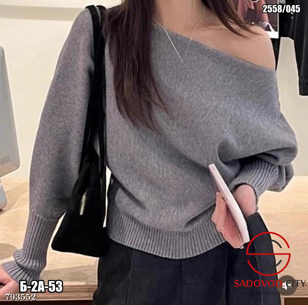 Стильная укороченная оверсайз кофта с открытыми плечами