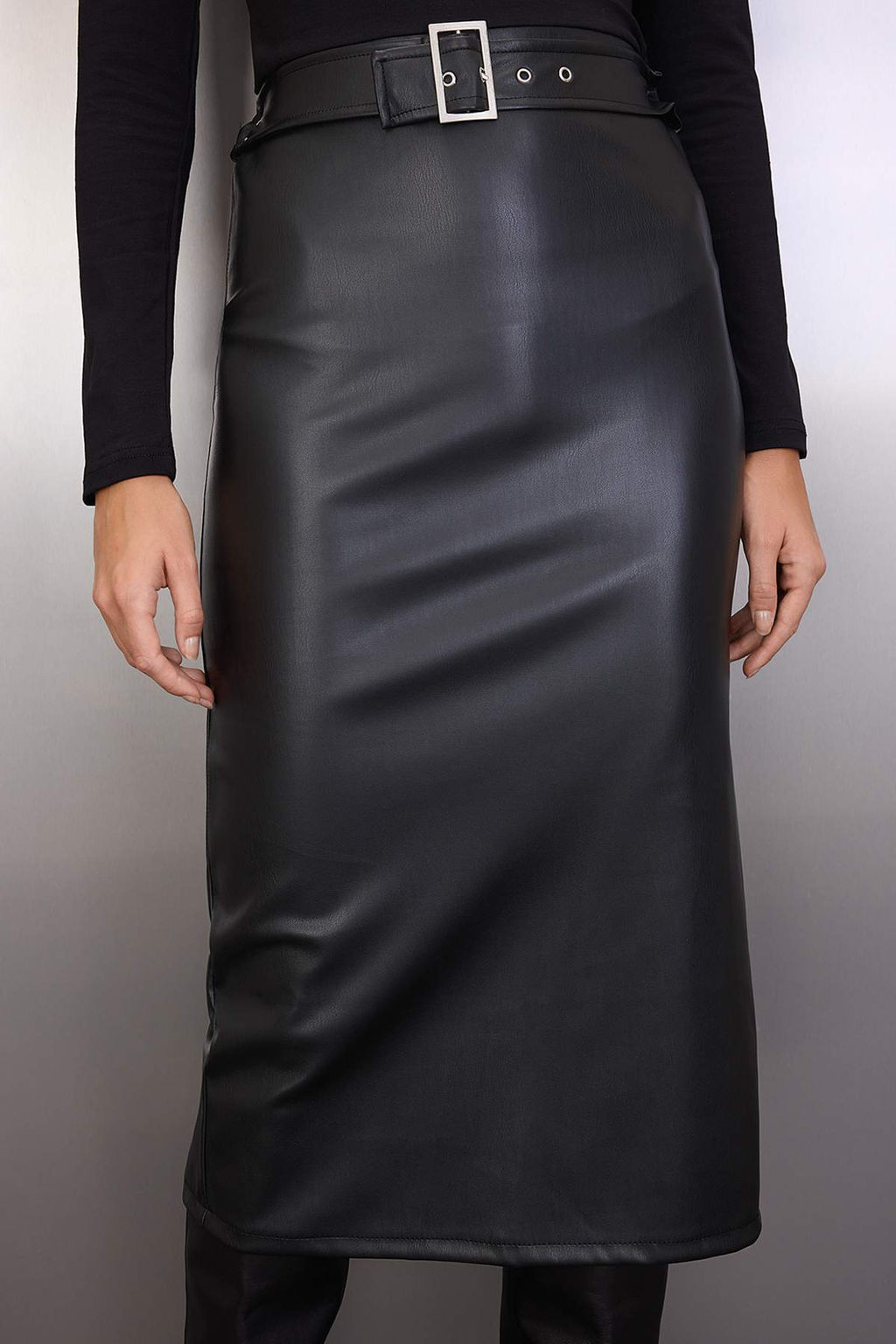 Siyah Duz Kemerli Bodycone/Vucuda Oturan Midi Suni Deri Orme Elbise TWOAW26EL00041