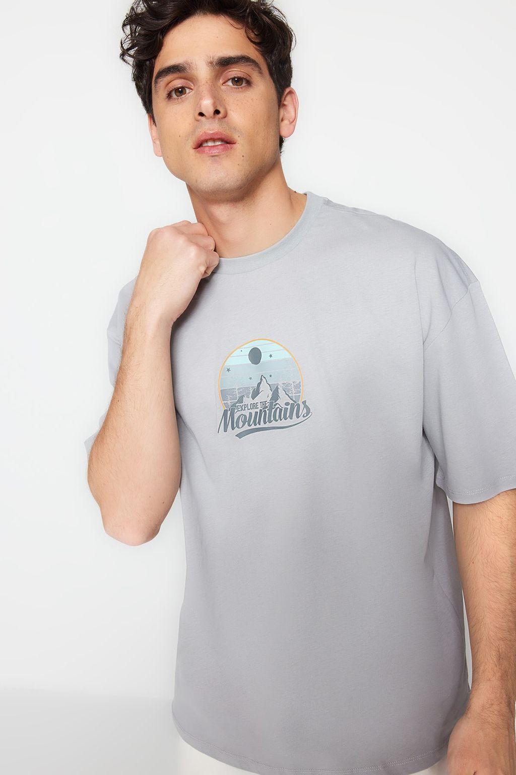 TRENDYOL MAN Kahverengi Oversize/Genis Kesim Manzara-Yaz? Bask?l? %100 Pamuklu T-Shirt TMNSS23TS00206 - Trendyolmilla фото 4