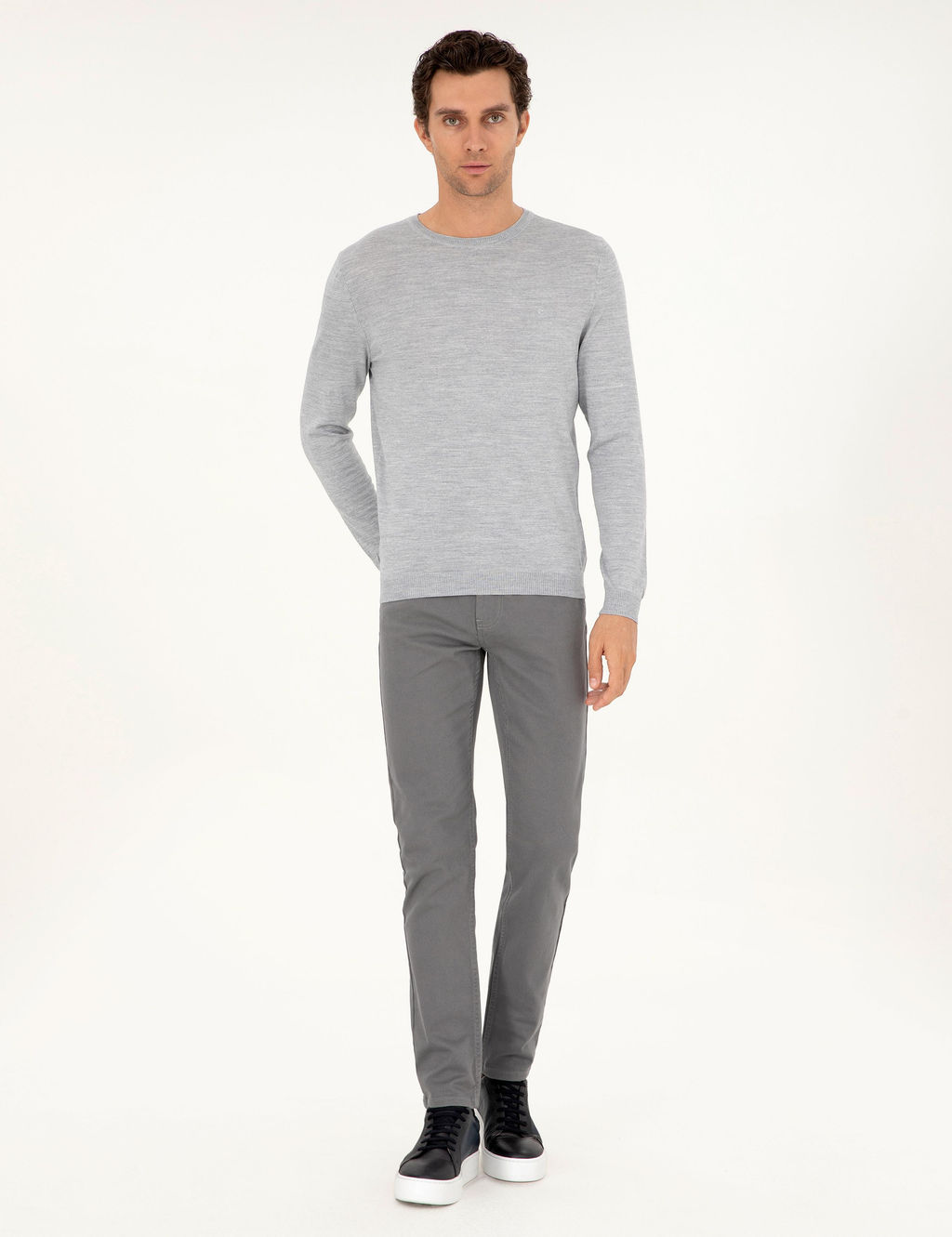 Светло-серый базовый трикотажный свитер из смесовой шерсти приталенного кроя с круглым вырезом - Cacharel фото 4
