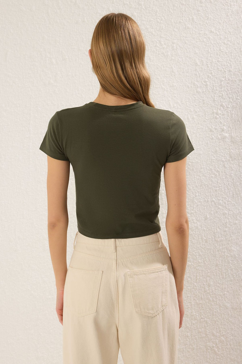 Haki Slogan Bask?l? Crop Fitted/Vucuda Oturan Orme T-Shirt TWOSS25TS00037