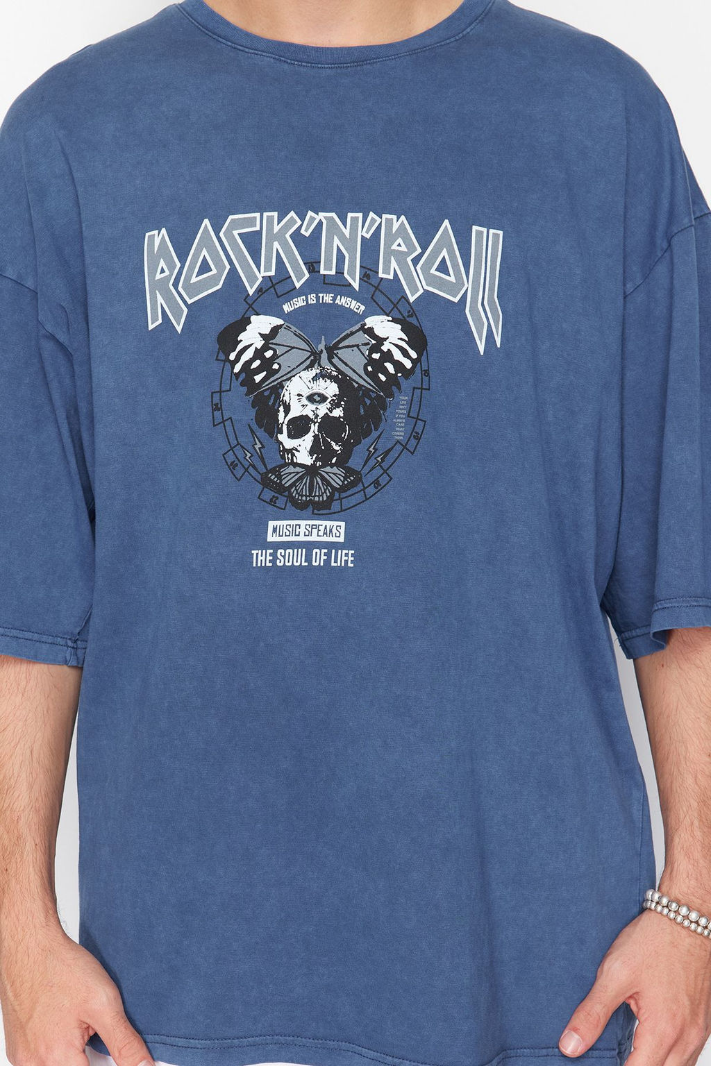 TRENDYOL MAN Siyah Oversize/Genis Kesim Eskitme/Soluk Efektli Rock Bask? %100 Pamuklu T-Shirt TMNSS23TS00167 - Trendyolmilla фото 16