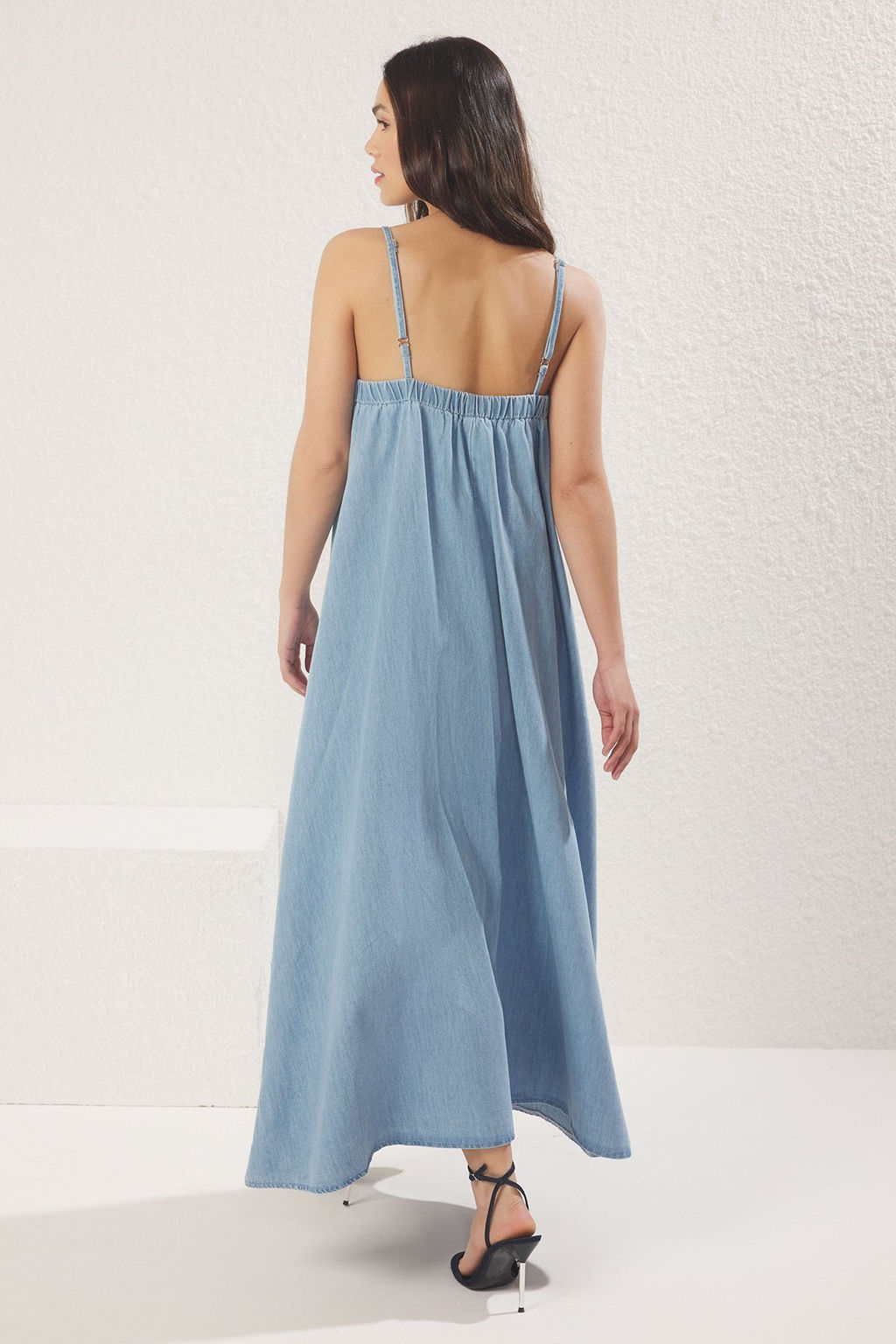 TRENDYOLMILLA Ac?k Mavi Ask?l? Kare Yaka Oversize Maxi Denim Can Elbise TWOSS25EL00595  фото 4