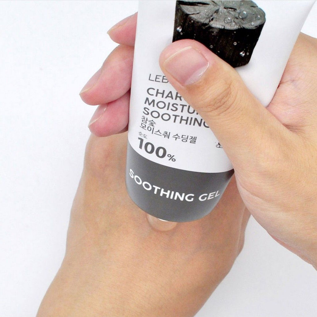 Lebelage Успокаивающий гель на основе экстракта древесного угля / Charcoal Moisture Soothing Gel, 100 мл