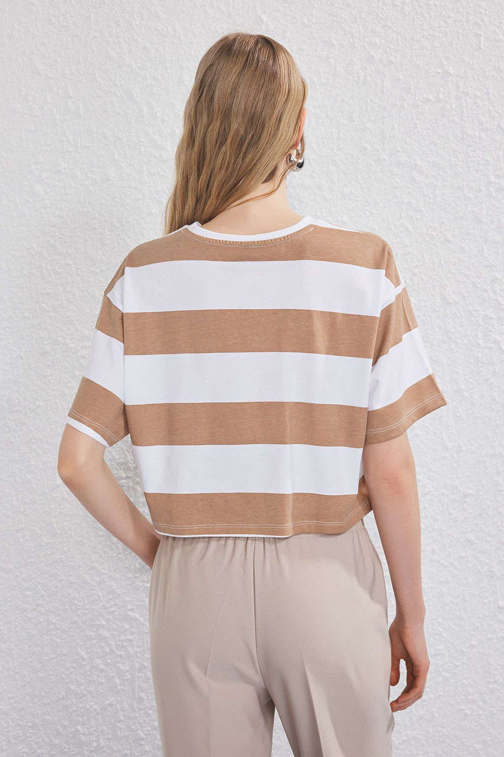 Kahverengi Cizgili Kal?n Pamuklu Bisiklet Yaka Loose Crop/Rahat K?sa Orme T-Shirt TWOSS25TS00193