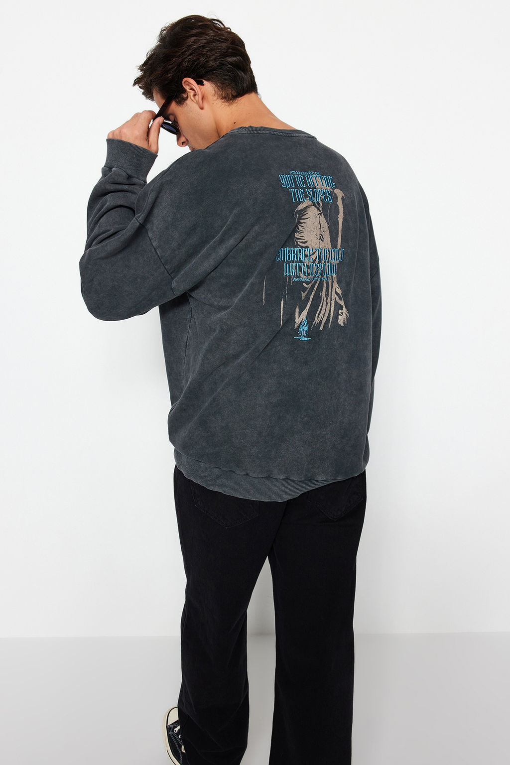 TRENDYOL MAN Antrasit Oversize/Genis Kesim %100 Pamuk Soluk Efektli Mistik Temal? Sweatshirt TMNAW24SW00189 - Trendyolmilla фото 4