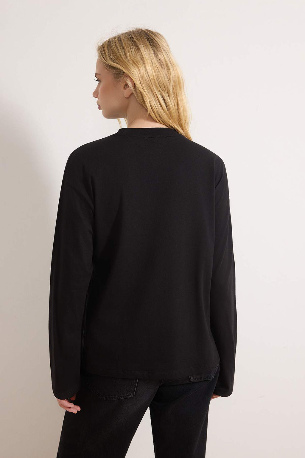 Siyah %100 Kal?n Pamuklu Basic Bisiklet Yaka Oversize/Genis Kal?p Orme T-Shirt TWOAW24TS00013