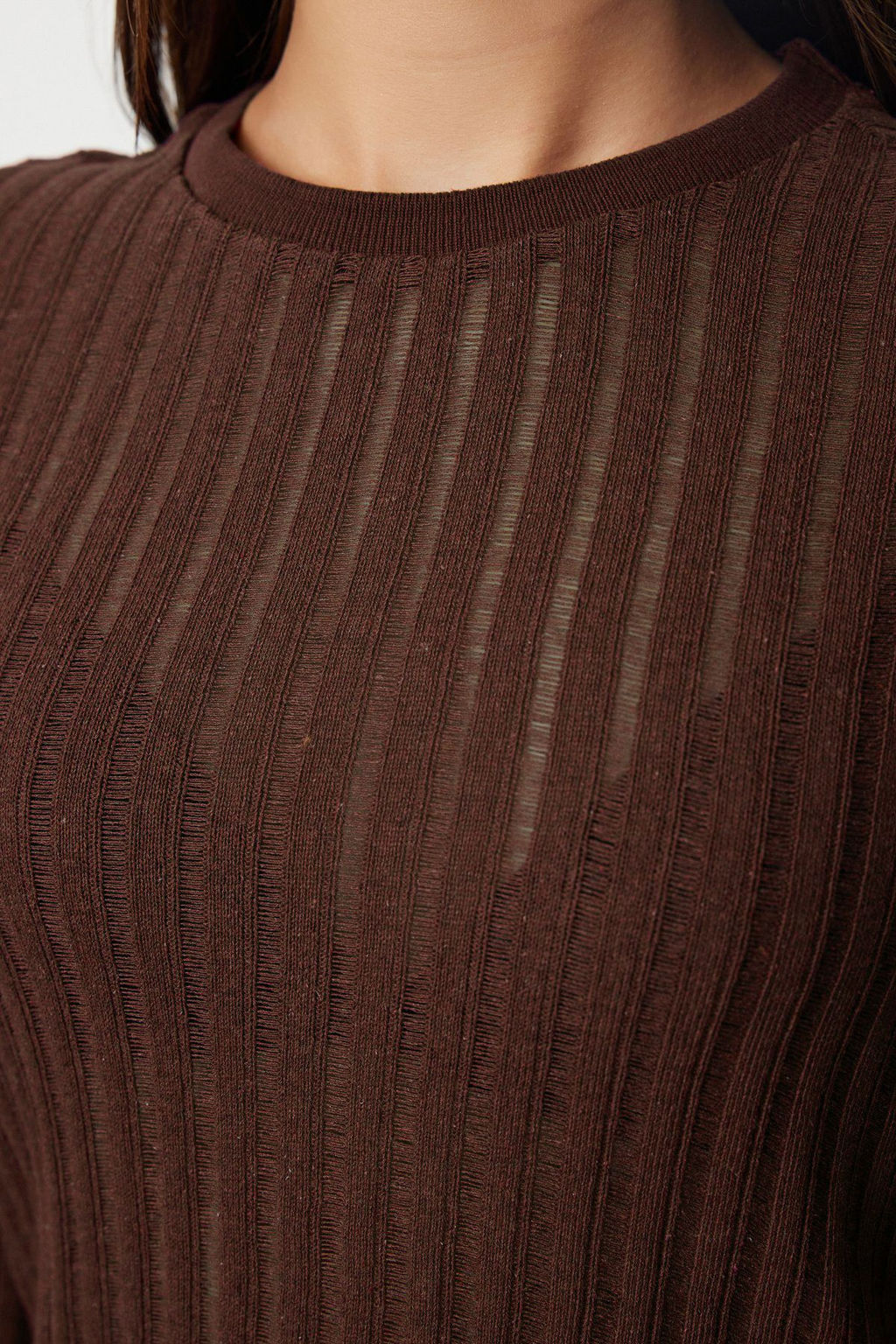 Koyu Kahverengi Transparan Triko Gorunumlu Kumas Regular Boy Bisiklet Yaka Orme Bluz TWOAW24BZ00094