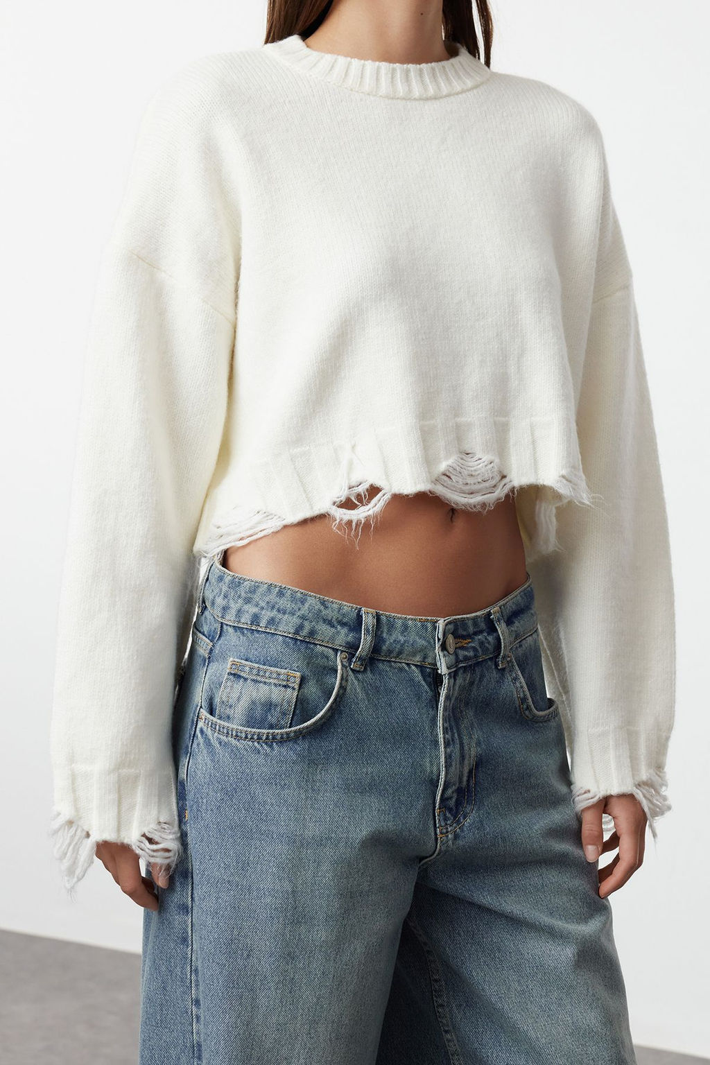 Ekru Crop Genis Kal?p Yumusak Dokulu Ak?tma Detayl? Triko Kazak TWOAW24KZ00319