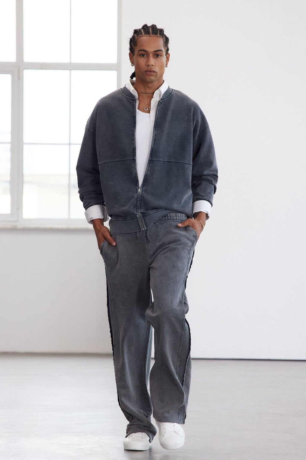 TRENDYOL MAN Limited Edition Antrasit %100 Pamuk Wide Leg Eskitme/Soluk Efektli Esofman Alt? TMNAW25EA00017