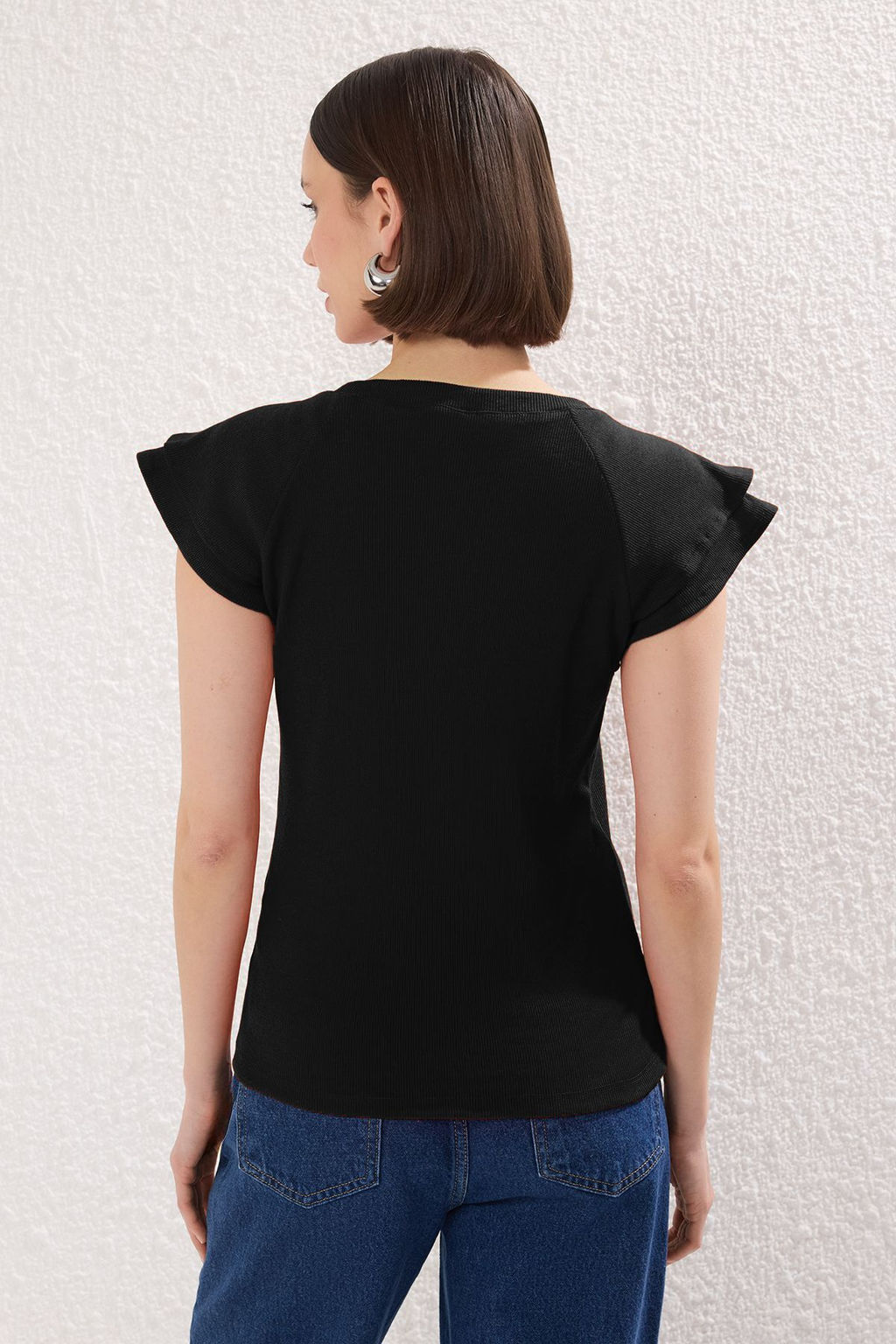 Trendyolmilla Siyah Kollar? F?rf?rl? Fitted/Vucuda Oturan Fitilli Orme Bluz TWOSS25BZ00483