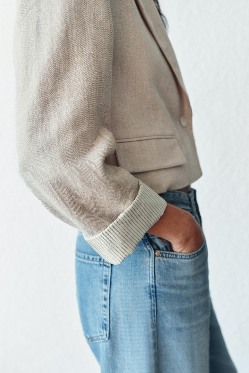 BLAZER CORTA CON LINO HOMBRERAS / Beige claro - Zara фото 6