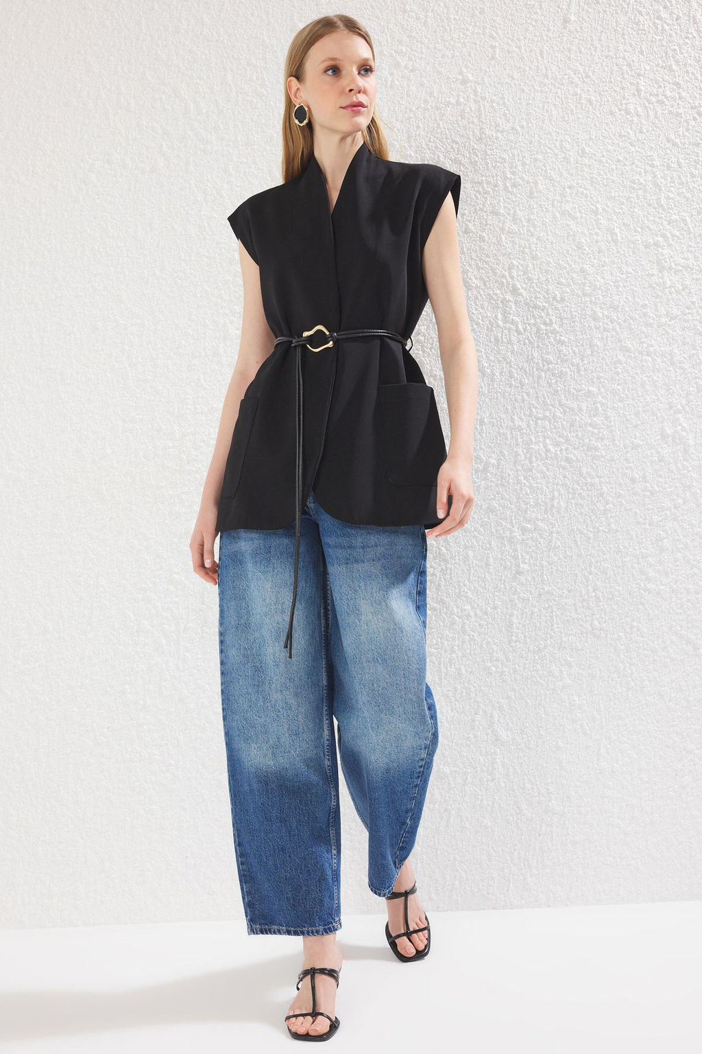 TRENDYOLMILLA Siyah Regular Kemer Detayl? Cepli V Yaka Dokuma Yelek TWOSS25YE00053  фото 2