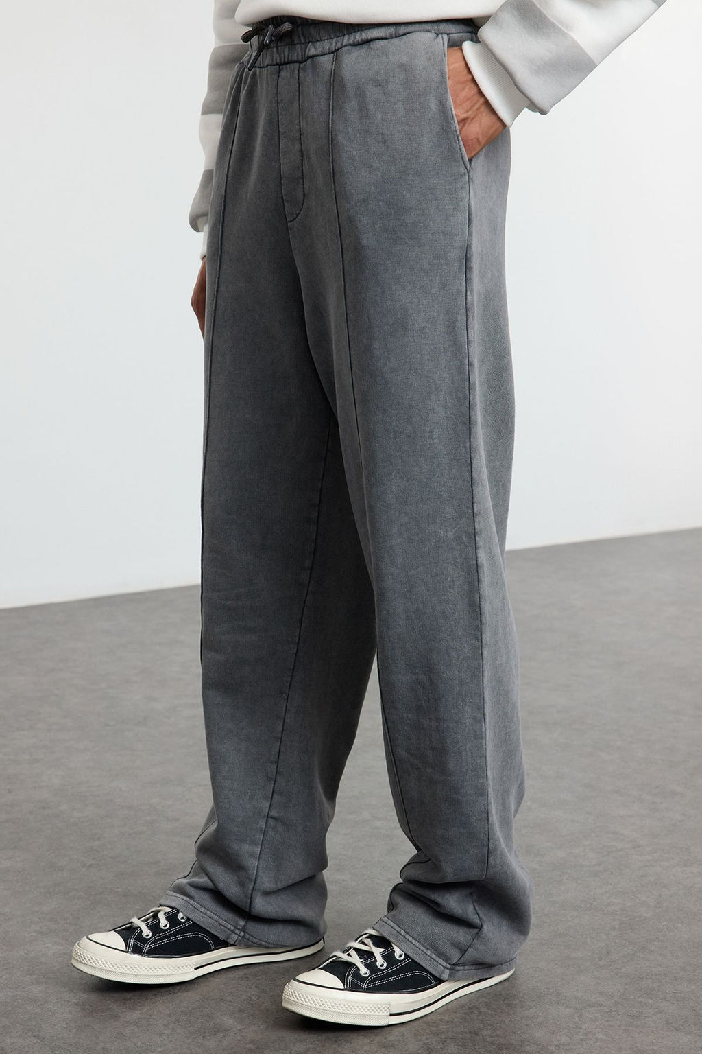 TRENDYOL MAN Antrasit Wide Leg Nervurlu Eskitme/Soluk Efektli Basic Esofman Alt? TMNAW25EA00007