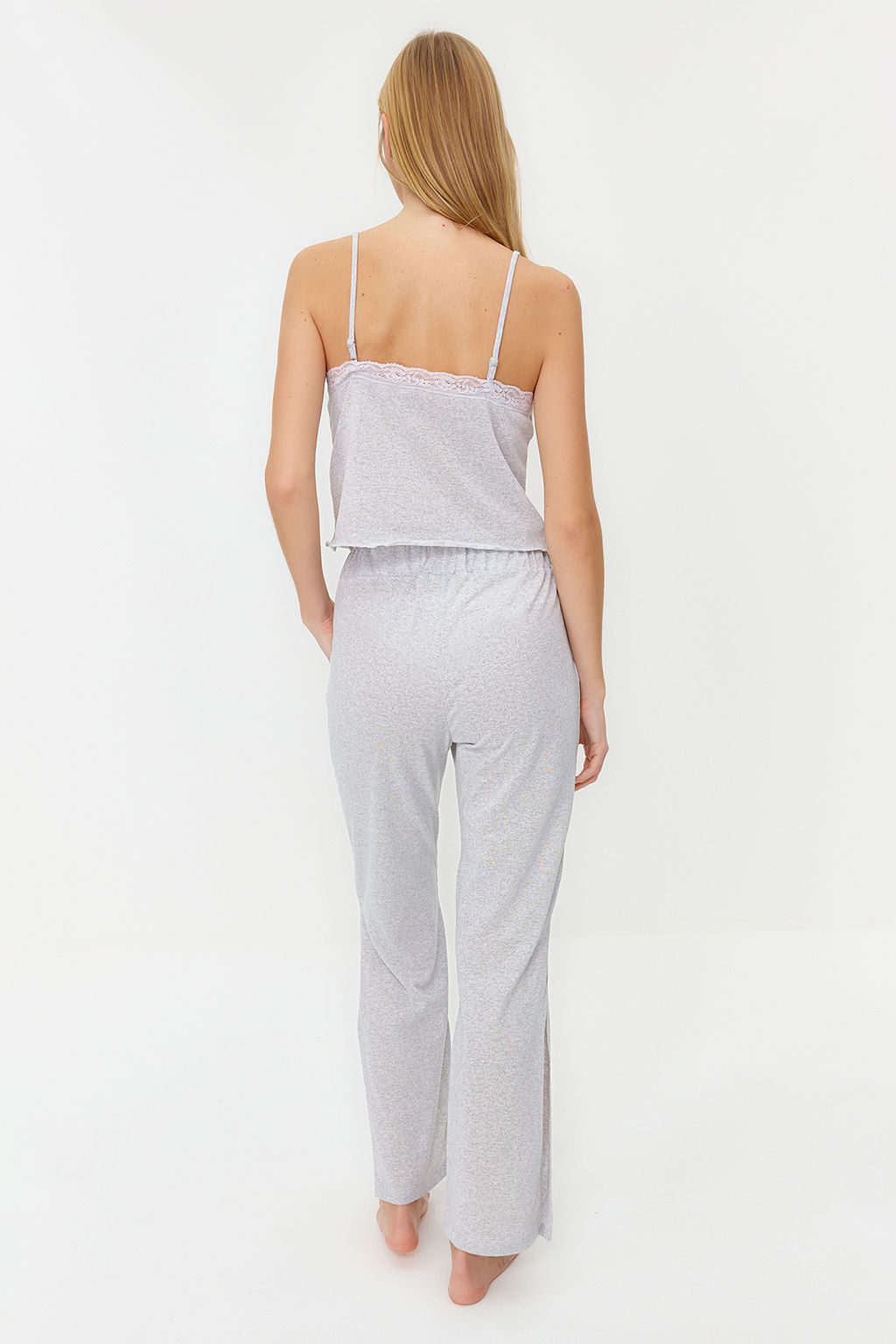 Trendyolmilla Gri Melanj Dantelli, F?rf?r ve Y?rtmac Detayl? Ip Ask?l? Orme Pijama Tak?m? THMSS24PT00005