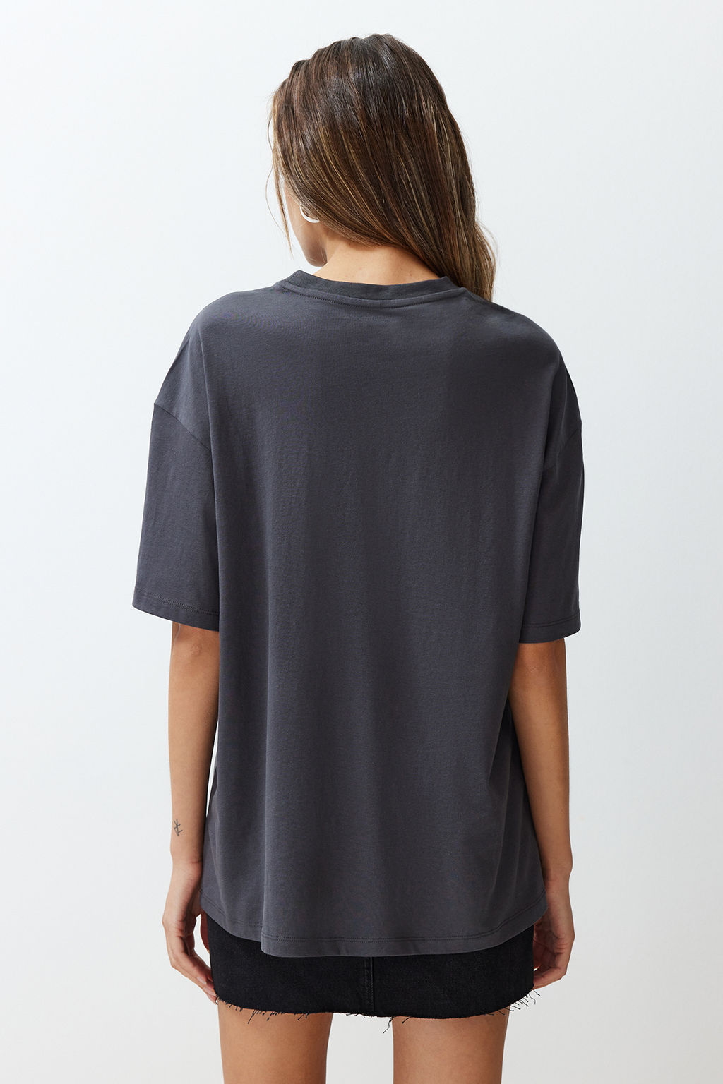 TRENDYOLMILLA Antrasit %100 Pamuk Bask?l? Oversize/Genis Kal?p Bisiklet Yaka Orme T-Shirt TWOSS24TS00133  фото 6