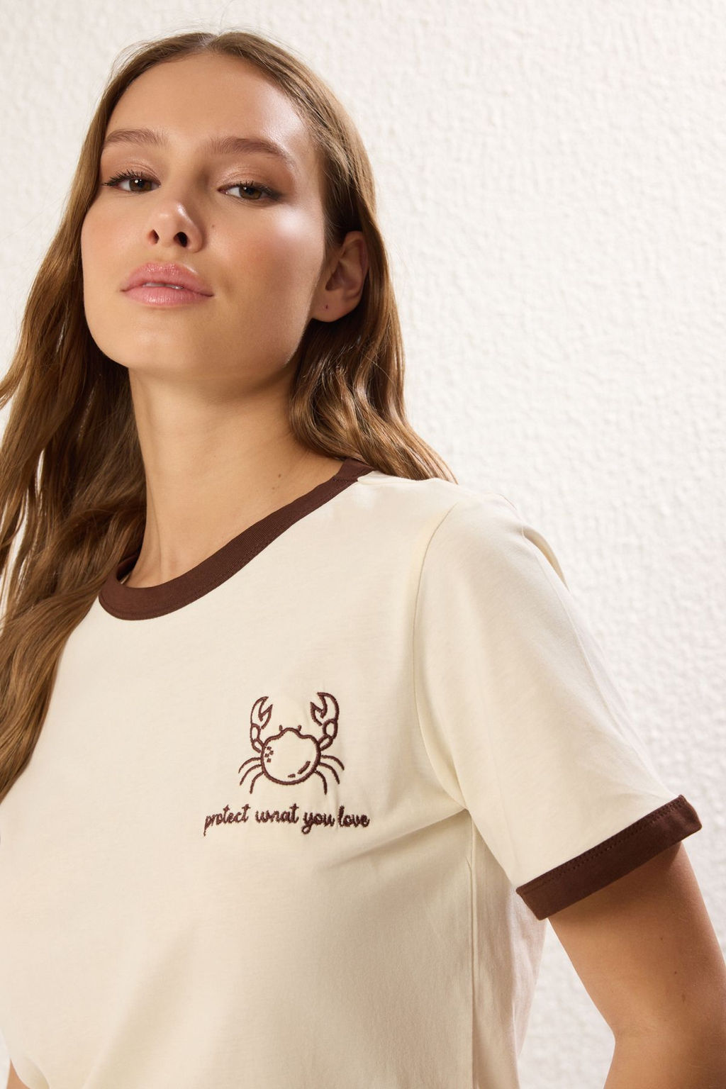 TRENDYOLMILLA Tas %100 Pamuk Nak?sl? Kontrast Biye Detayl? Orme T-Shirt TWOSS24TS00037  фото 15