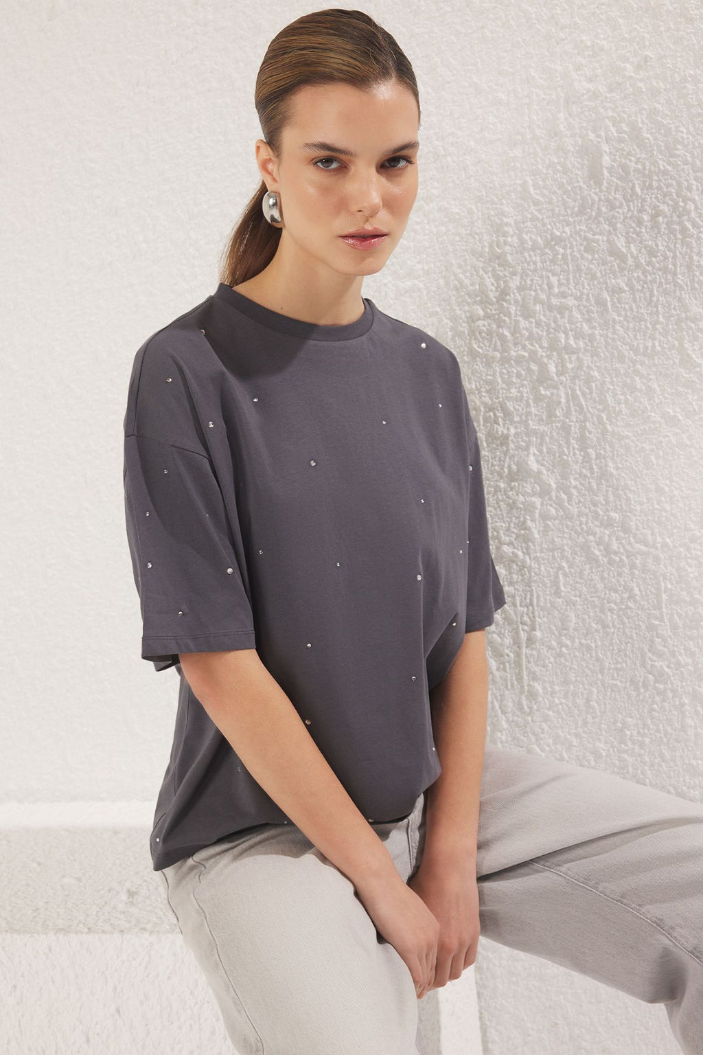 Antrasit %100 Pamuk Tas Detayl? Relaxed/Genis Rahat Kesim Bisiklet Yaka Orme T-Shirt TWOSS23TS00153