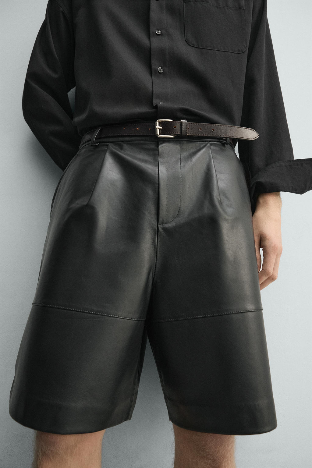 BERMUDA RELAXED FIT PIEL PLIEGUES / Negro - Zara фото 5
