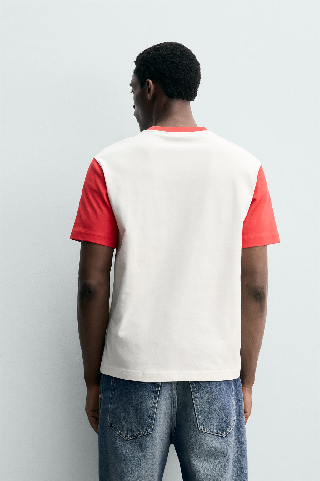 CAMISETA COLOR BLOCK PARCHE COMBINADO / Blanco roto