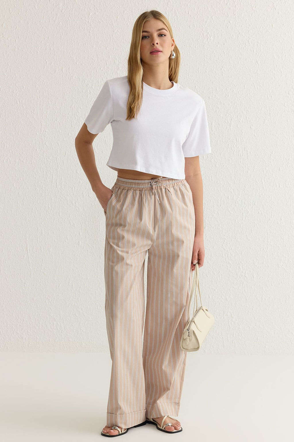 TRENDYOLMILLA Mavi Beli Lastikli Cizgili Wide Leg/Genis Paca Dokuma Pantolon TWOSS25PL00009  фото 2