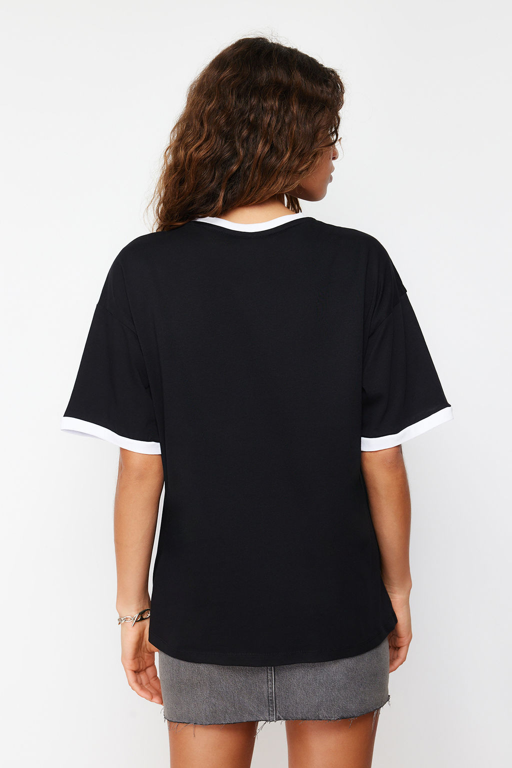 Siyah %100 Pamuk Kontrast Yaka ve Serit Detayl? Oversize/Rahat Kesim Orme T-Shirt TWOSS24TS00052