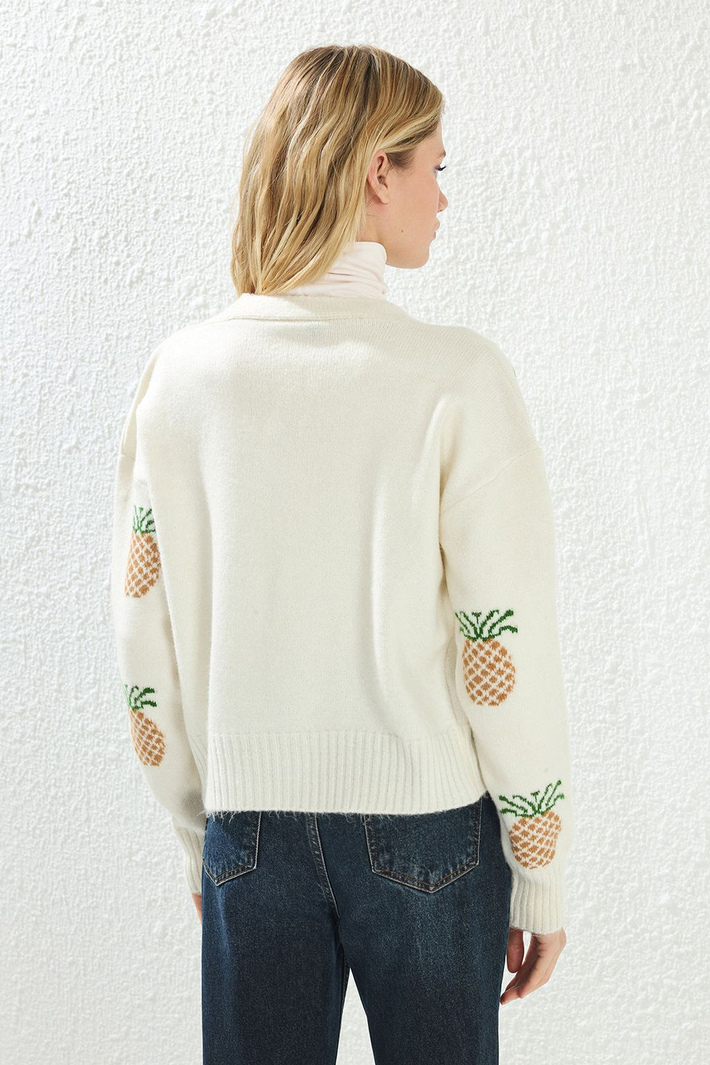 TRENDYOLMILLA Ekru Yumusak Dokulu Kiraz Desenli V Yaka Triko H?rka TWOAW25HI00377  фото 5