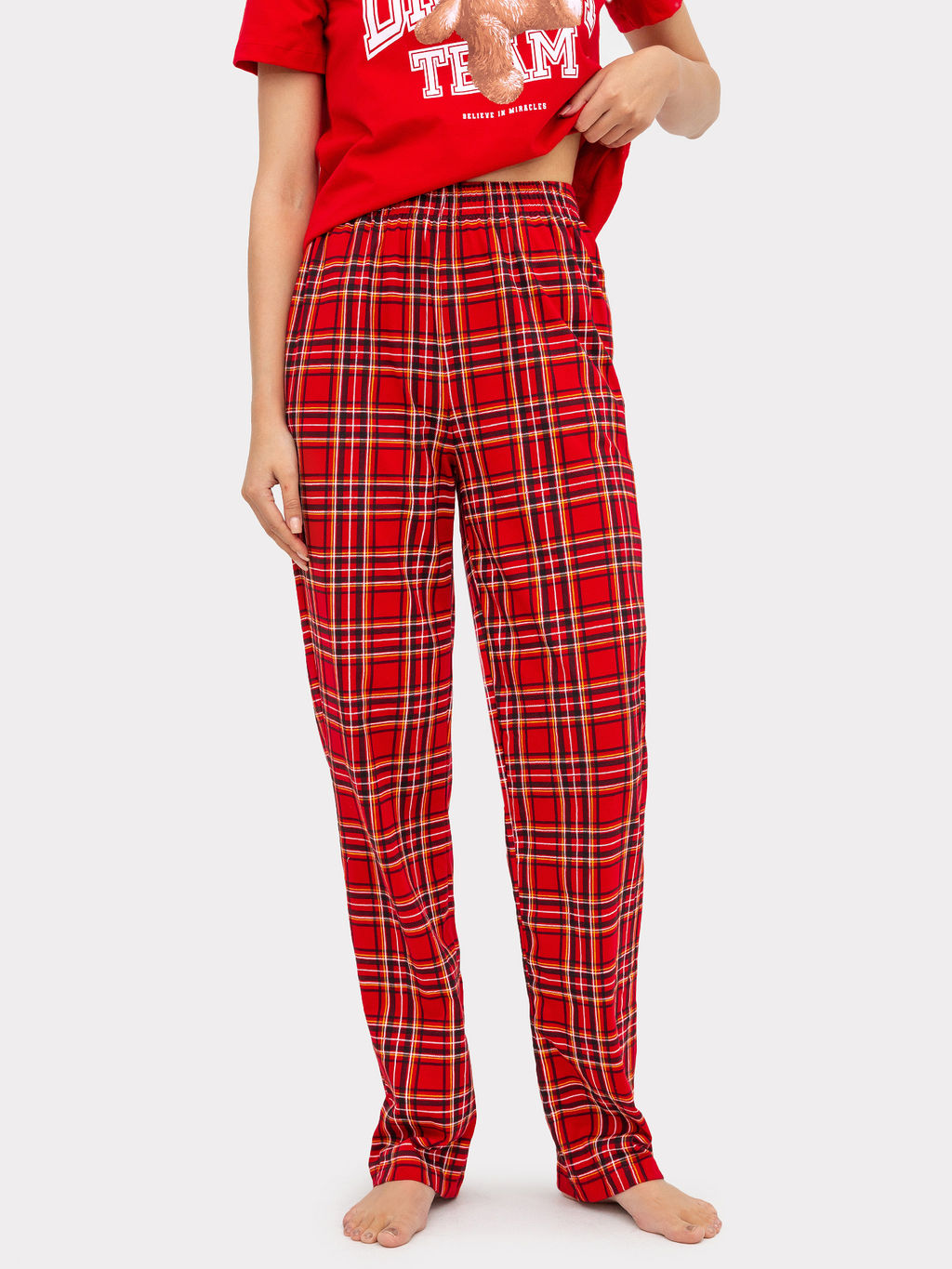 Комплект женский (джемпер, брюки) вишнево-красный с принтом в виде мишки зимняя вишня +красная клетка 592511 - Mark formelle фото 4