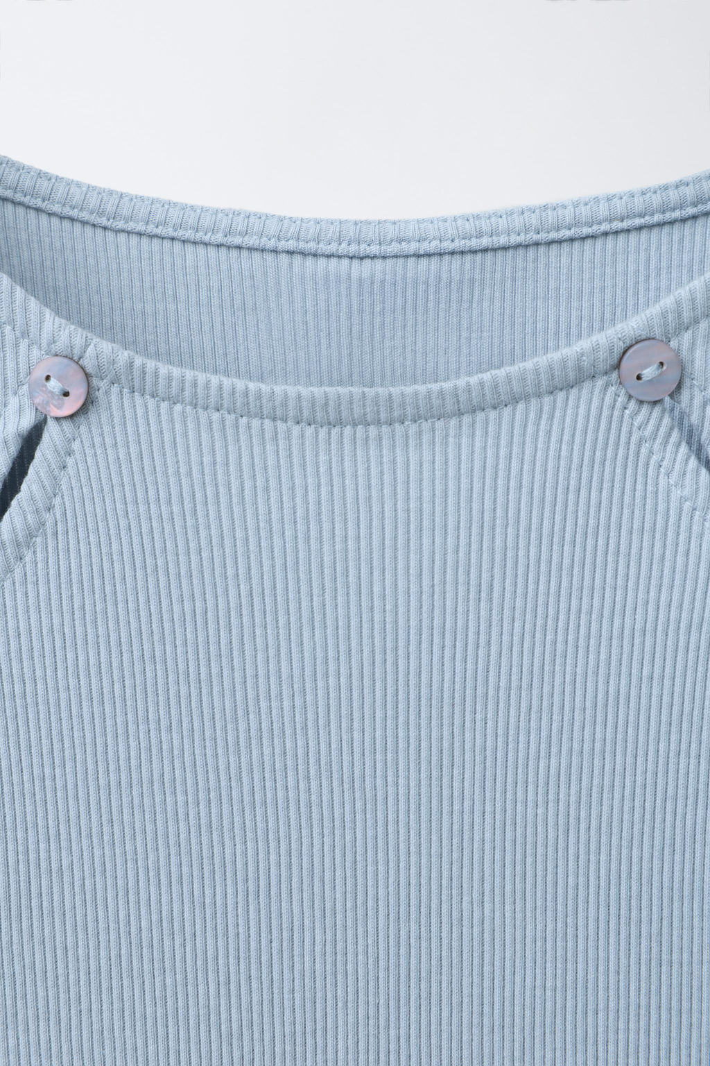 RIBBED T-SHIRT WITH BUTTONS