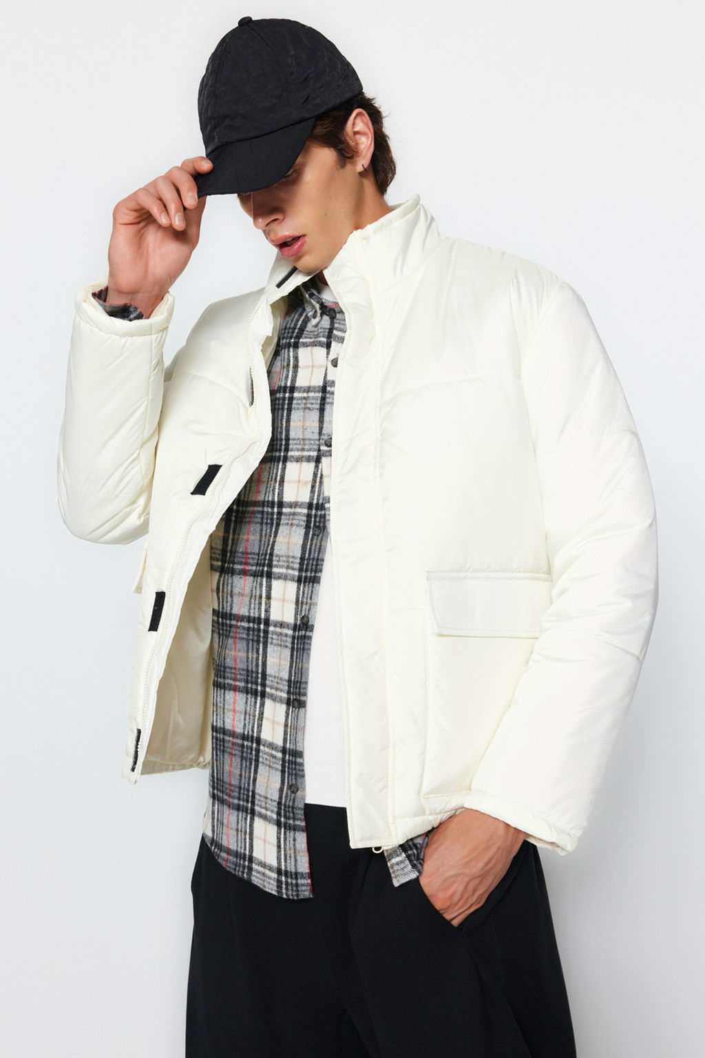 TRENDYOL MAN Ekru Regular Fit Cepli Sisme K?sl?k Mont TMNAW22MO0090