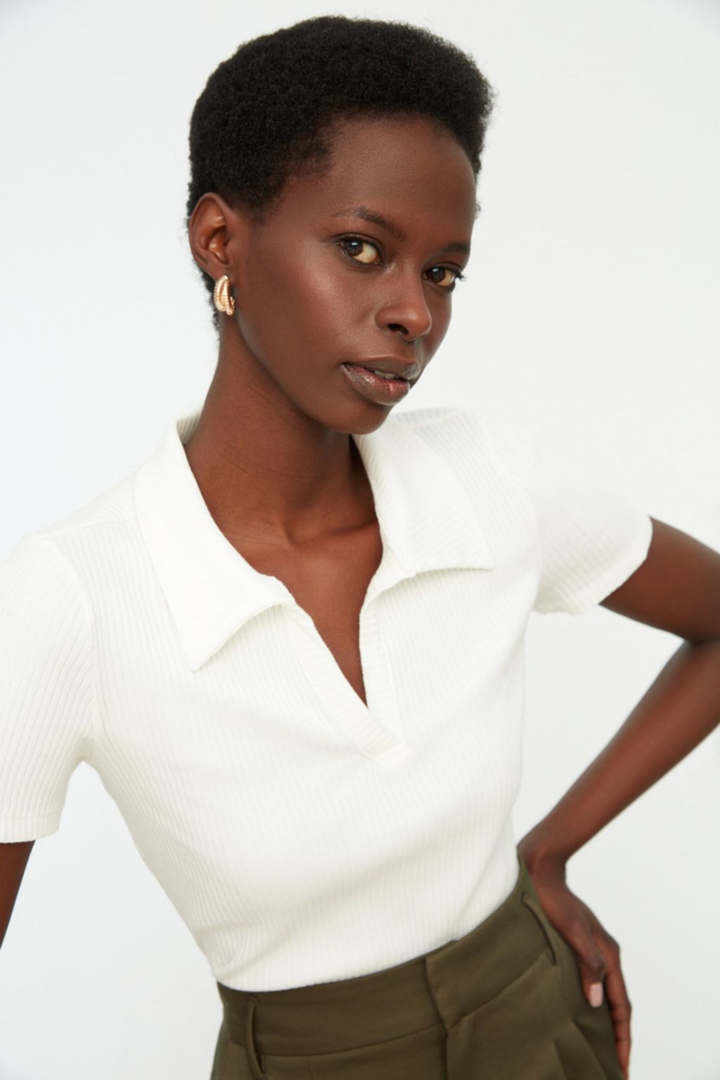 Trendyolmilla Siyah Fitted/Vucuda Oturan Crop Polo Yaka Fitilli Esnek Orme Bluz TWOSS21BZ0038  фото 24