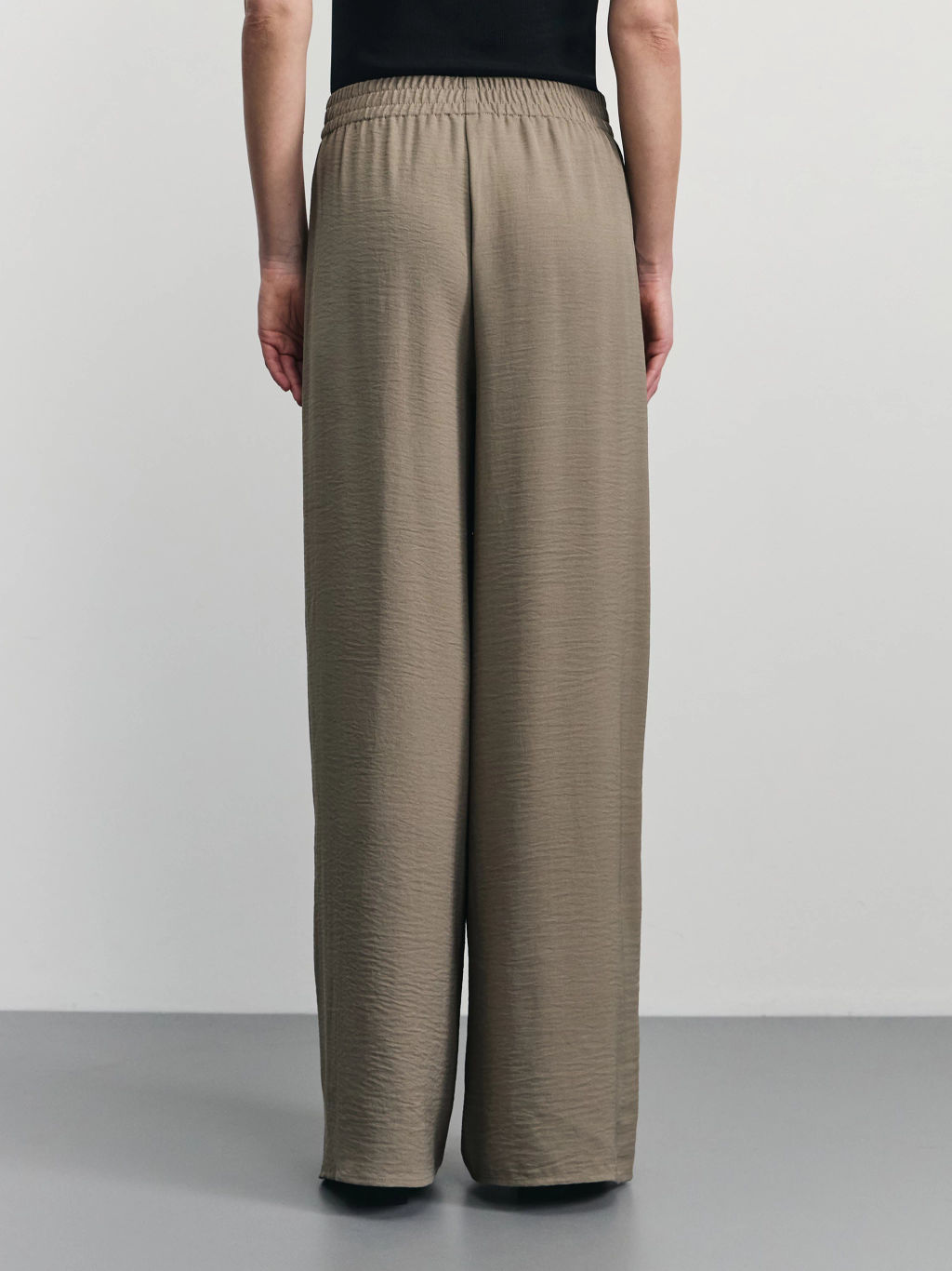 Брюки-палаццо с эластичным поясом из жатой ткани / Zarina  фото 4