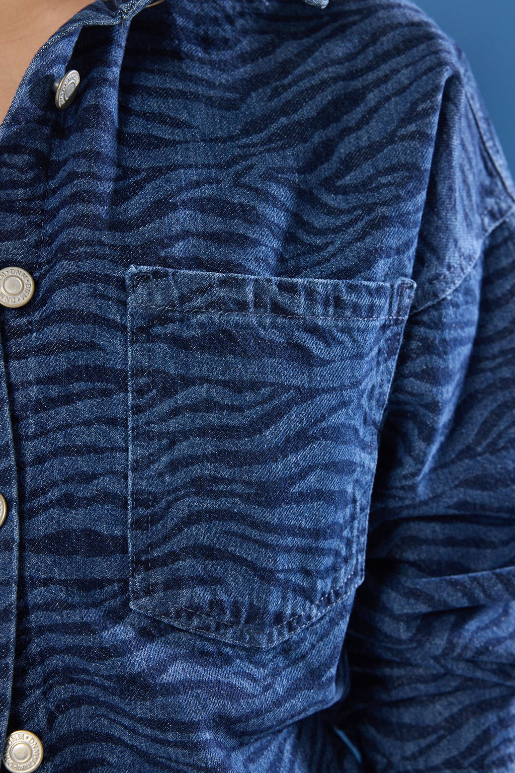 Koyu Mavi Animal Zebra Desenli Denim Gomlek Ceket TWOSS25CE00046 - Trendyolmilla фото 3