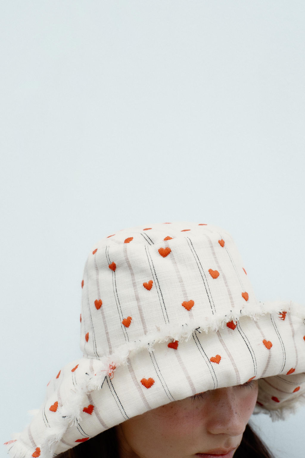 STRIPED BUCKET HAT WITH HEART EMBROIDERY