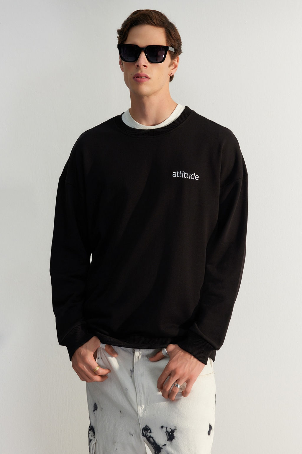 Siyah Premium Bisiklet Yaka Oversize/Genis Kesim Yaz? Nak?sl? Sardonsuz Sweatshirt TMNAW24SW00039
