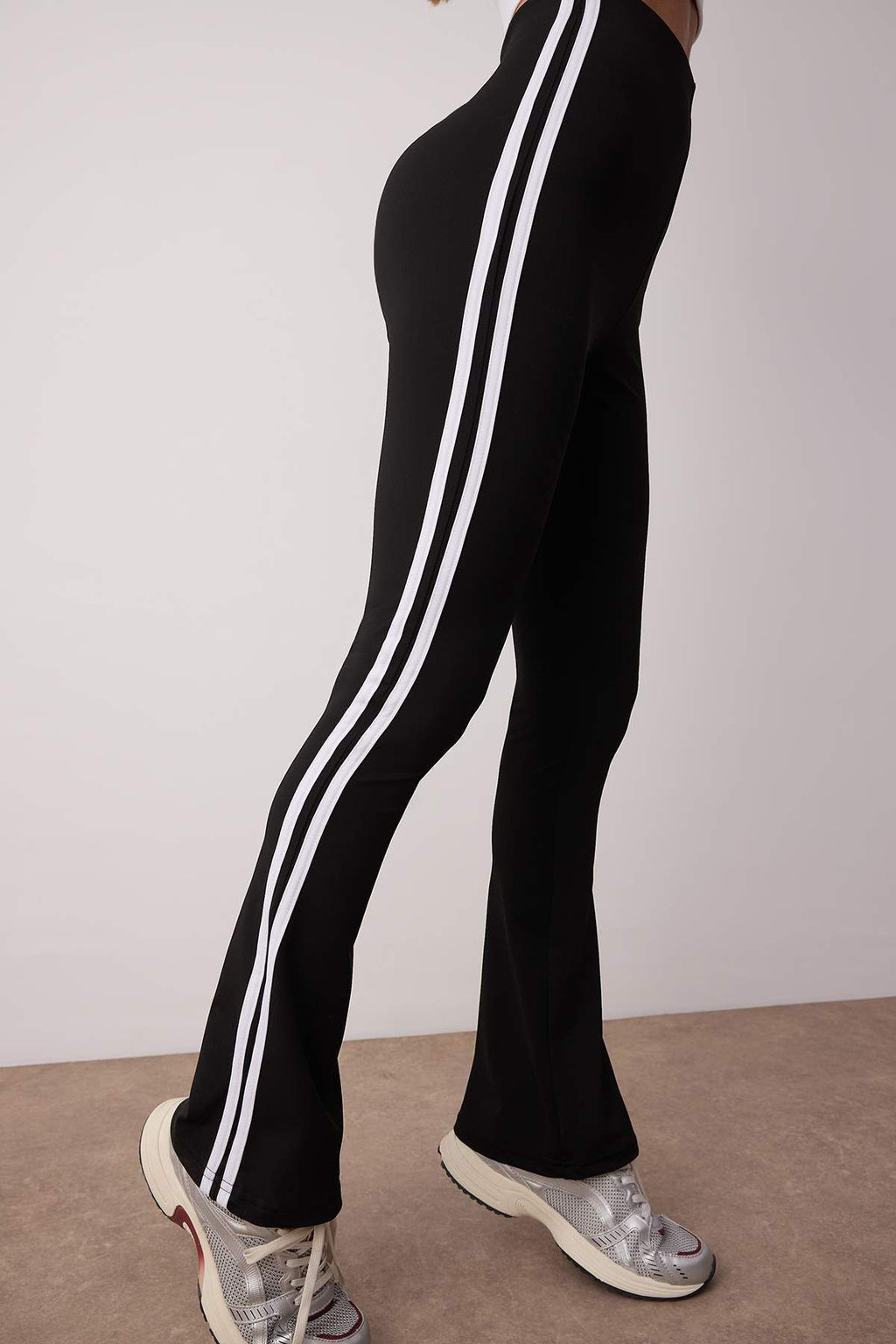 Siyah Dalg?c/Scuba Kumas Serit Detayl? Ispanyol Paca Yoga Orme Spor Tayt THMAW26TY00014 - Trendyolmilla фото 7