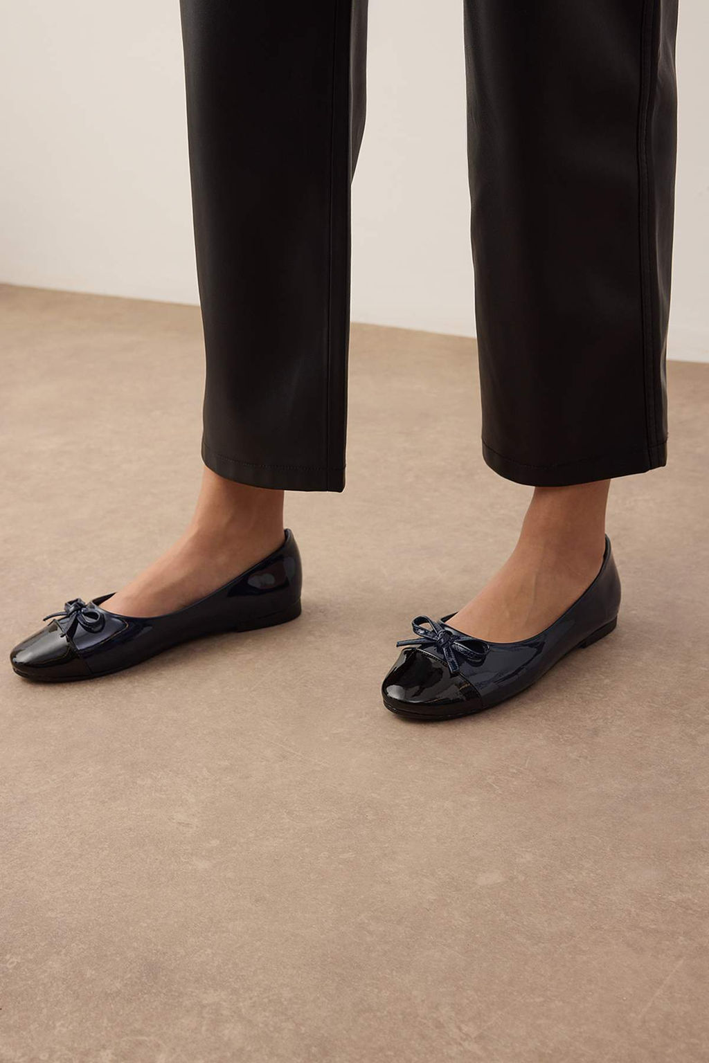 Trendyol Shoes Bej Fiyonk Detayl? Renk Bloklu Badem Burun Kad?n Babet TAKSS25BE00000 - Trendyolmilla фото 2