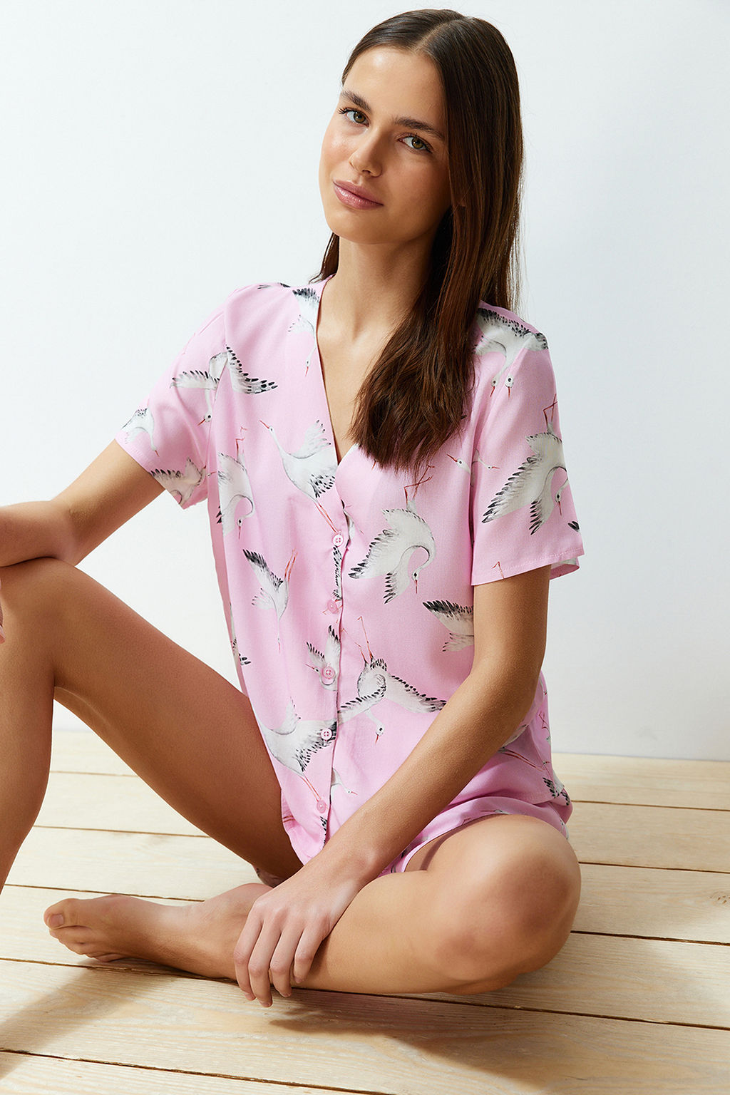 Trendyolmilla Pembe Leylek Desenli Viskon Sortlu Dokuma Pijama Tak?m? THMSS24PT00134