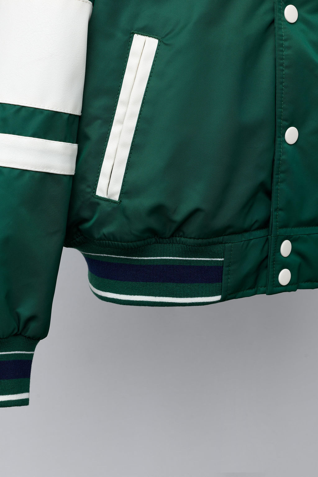 CAZADORA BOMBER NYLON TEXTO CAPUCHA DESMONTABLE / Verde - Zara фото 11