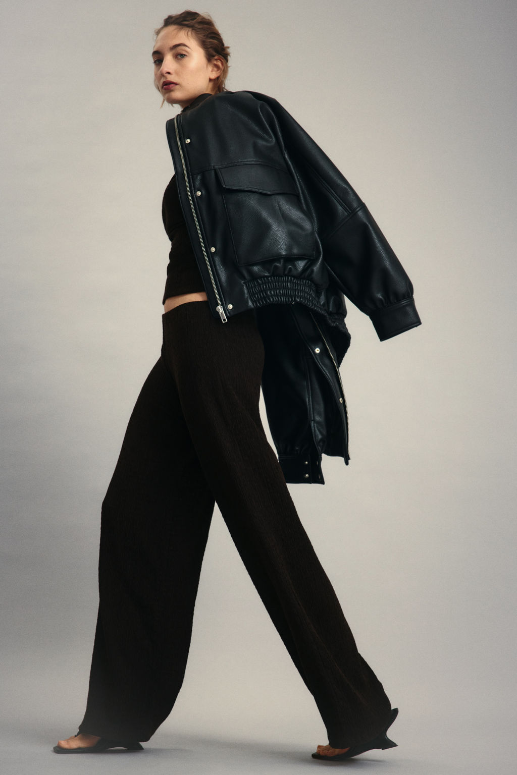 Pantal?n efecto arrugado con cintura el?stica - H&m фото 6