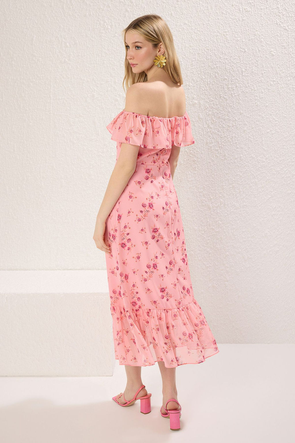 Pembe Cicekli Etegi Belden Ac?lan F?rf?rl? Sifon Ucus Ucus Dokuma Midi Elbise TWOSS25EL00278