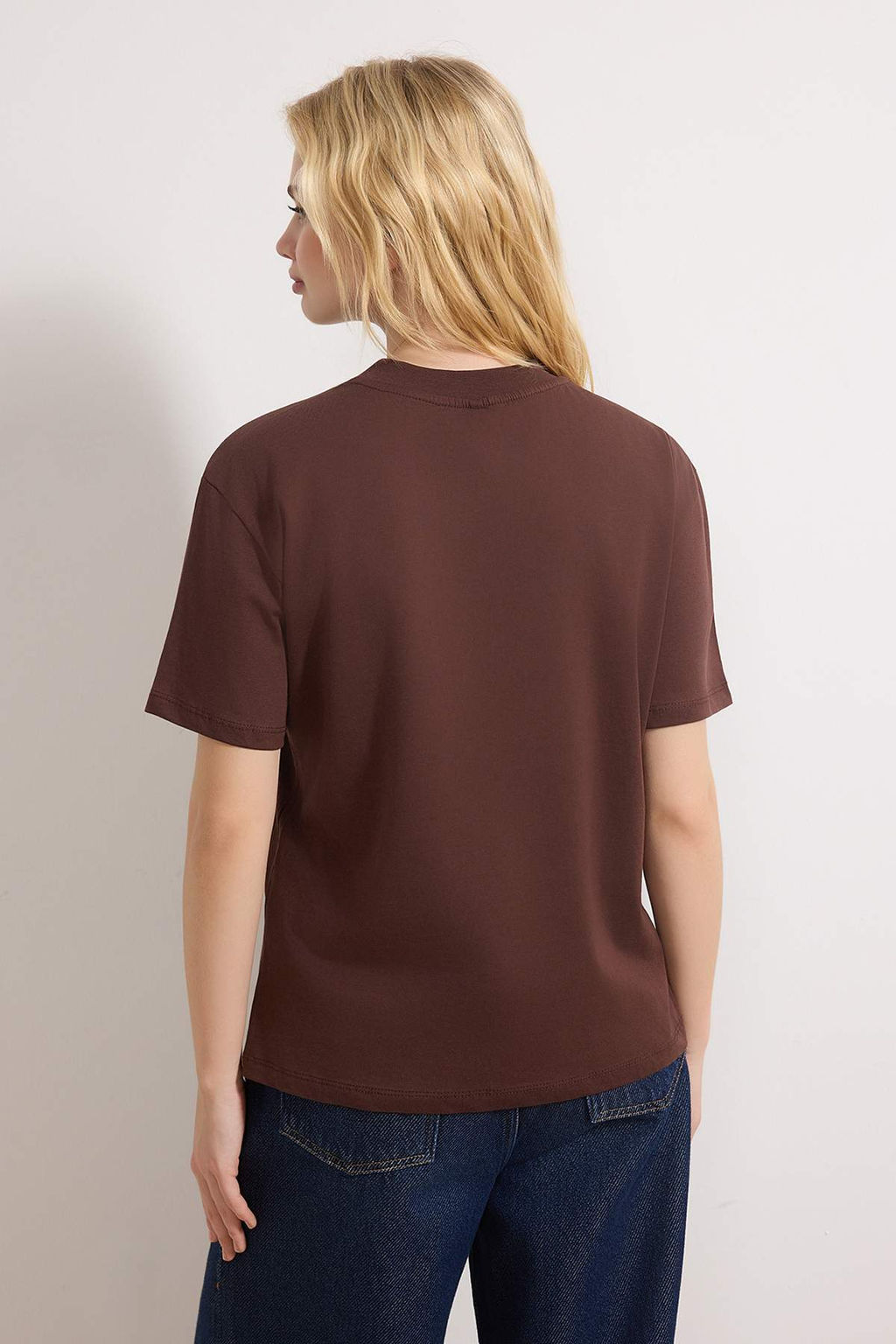 Koyu Kahverengi %100 Pamuk Basic Regular/Normal Kal?p Dik Yaka Orme T-Shirt TWOAW20TS0096